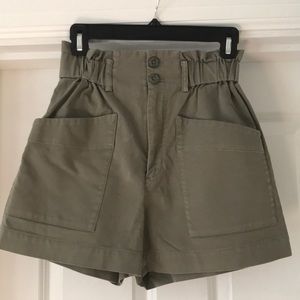 1 Day Left to Ship! 
🤍& Other Stories Shorts XS/EU 36